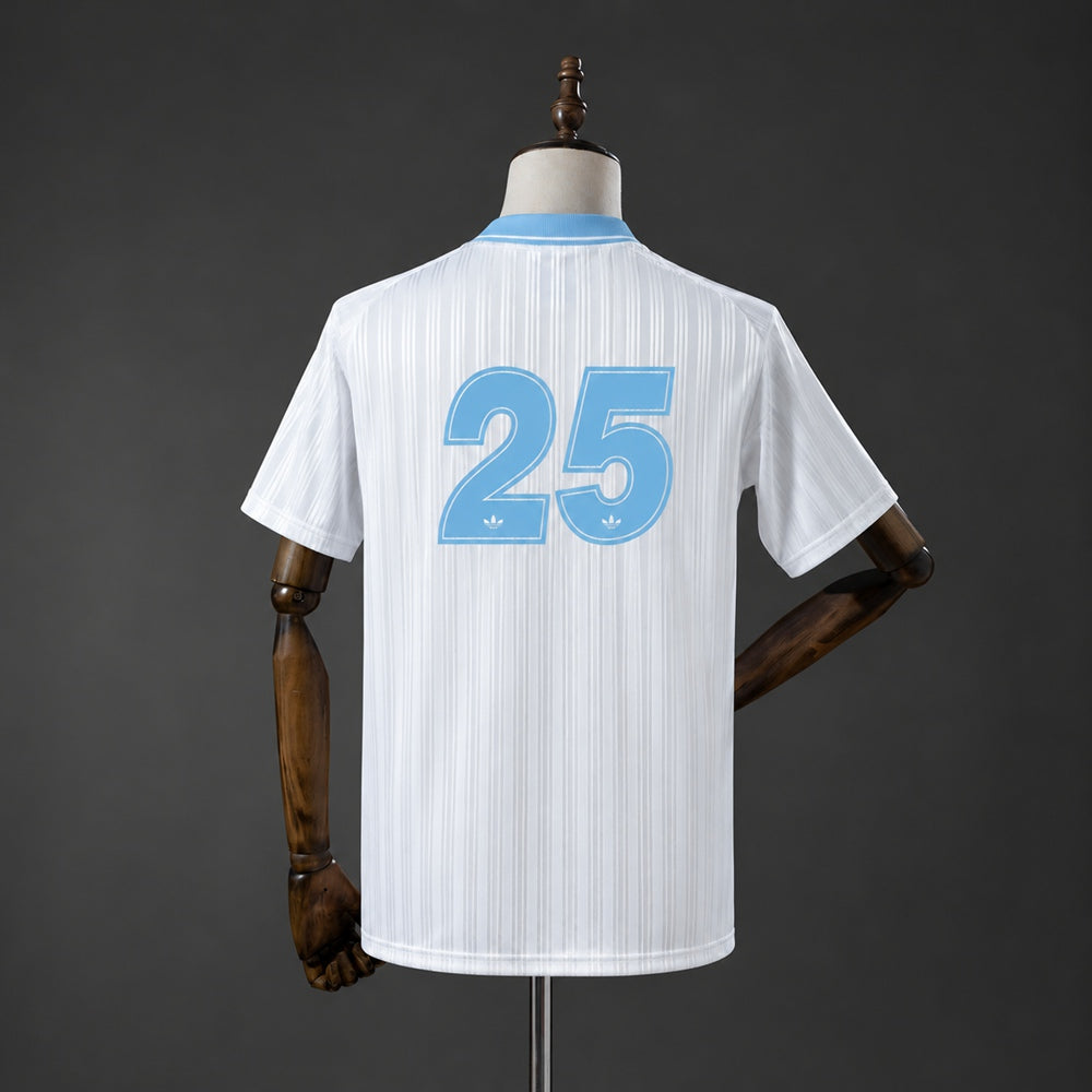 Camiseta retro Oasis x Originals blanca y azul cielo
