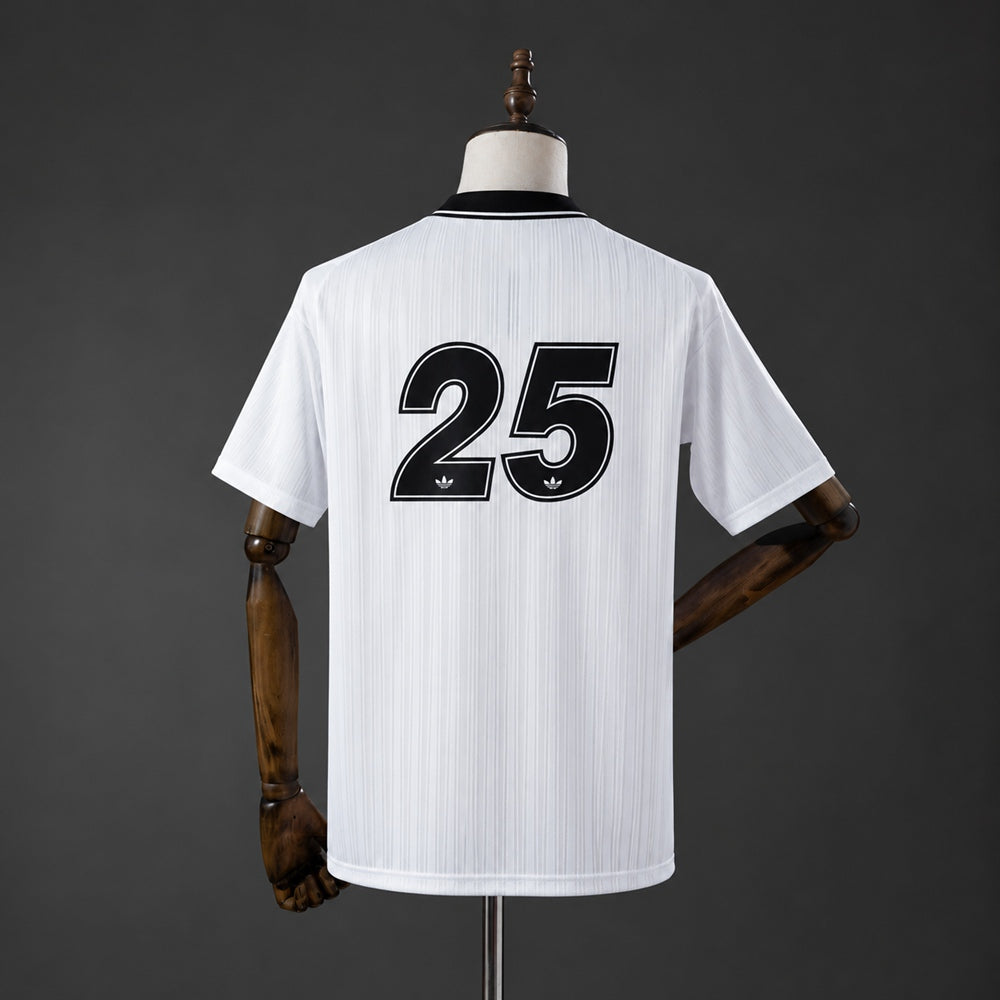 Camiseta retro Oasis x Originals blanca y negra