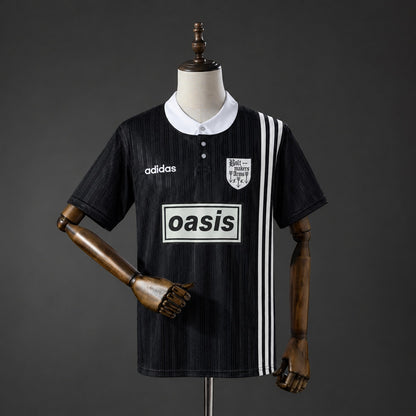 Camiseta retro Oasis x Originals negra y blanca